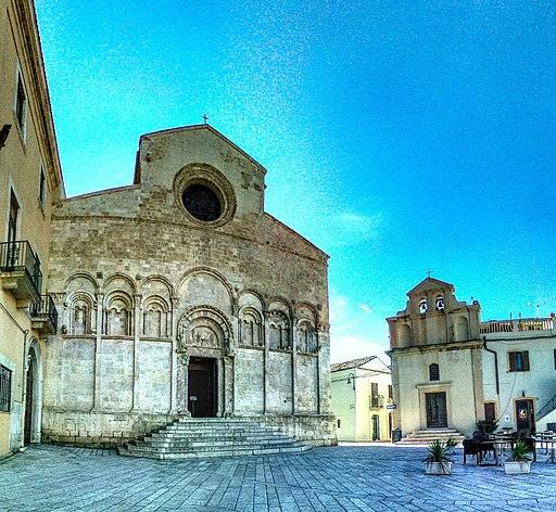 Termoli_-_Cattedrale_Santa_Maria_della_Purificazione_e_chiesa_di_Sant'Anna