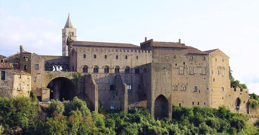 1024px-Viterbo_Palast_der_Päpste_1255-66_Turm_Cattedrale_di_San_Lorenzo_Duomo_di_Viterbo_Foto_Wolfgang_Pehlemann_DSC00065