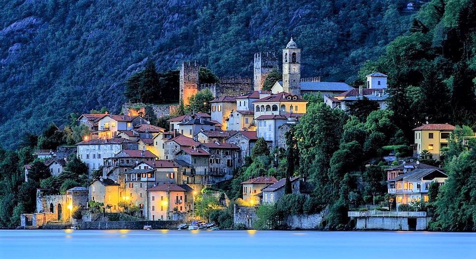 1024px-Corenno_Plinio_alle_prime_luci_della_sera_Dervio