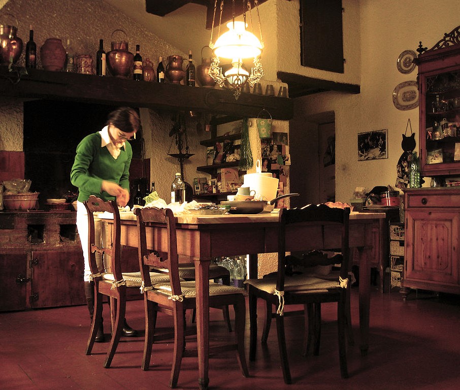 1024px-Traditional_Tuscan_kitchen