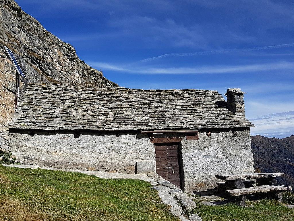 1024px-Bivouac_Rifugio_Regi,_Alpe_Forno_(1888m)_in_Val_Vigezzo_-_Santa_Maria_Maggiore,_VCO,_Piedmont,_Italy_-_2020-10-11