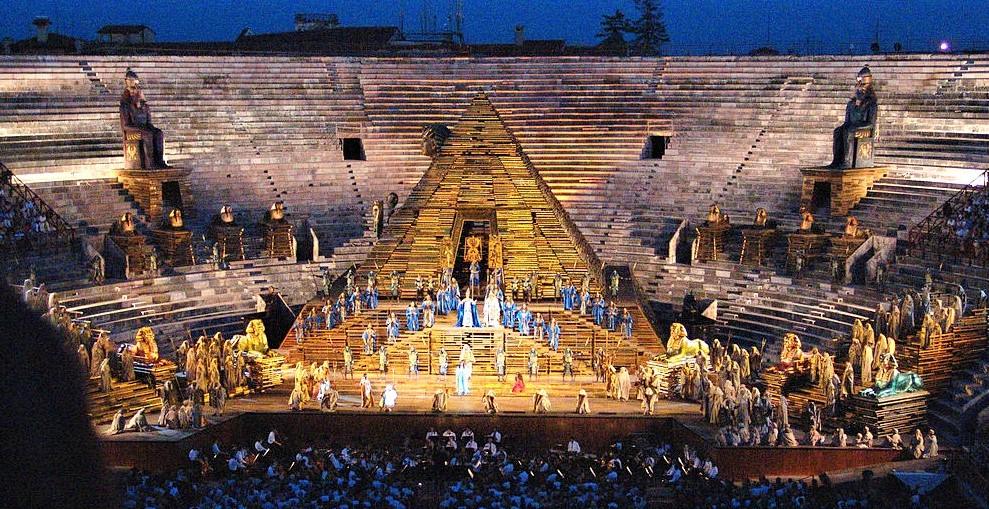 1024px-Arena_di_Verona_AIDA_von_Giuseppe_Verdi
