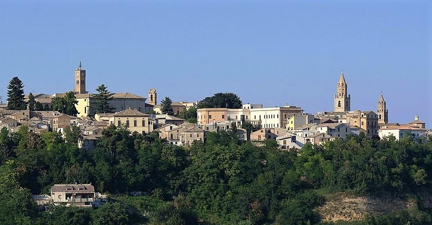 1280px-Atri_panorama_dal_Colle_di_Giustizia_001